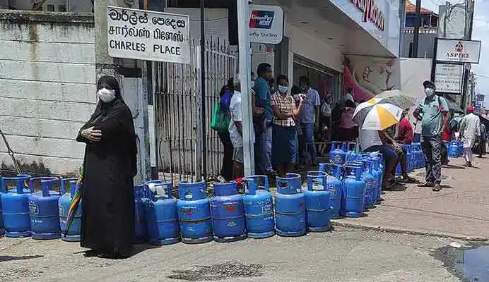 People-waiting-for-hours-to-refill-liquefied-petroleum-gas-cylinders